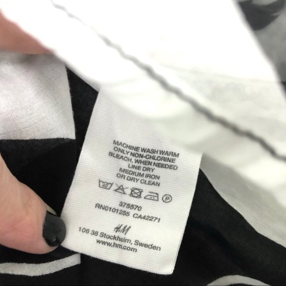 H&M Women’s Large Floral Print Cotton Blouse Top Flutter Sleeve Black White Sz 4 - Picture 7 of 9